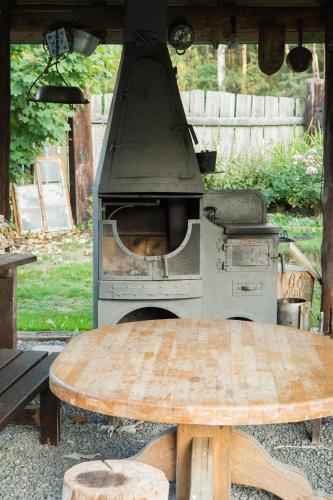 an outdoor oven with a table and a picnic table at Holiday Home Usedlost Nový Svět in Růžová