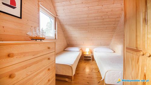 Błękitne domki przy morzu tesisinde bir odada yatak veya yataklar