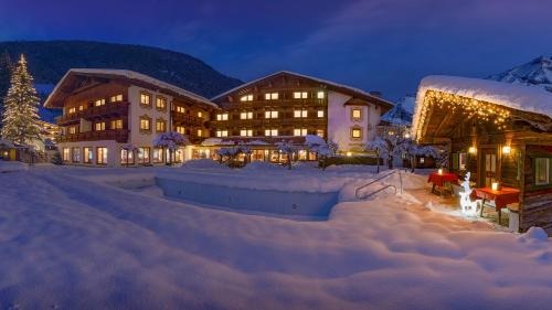 a resort in the snow at night at Alpenhotel Tirolerhof in Neustift im Stubaital
