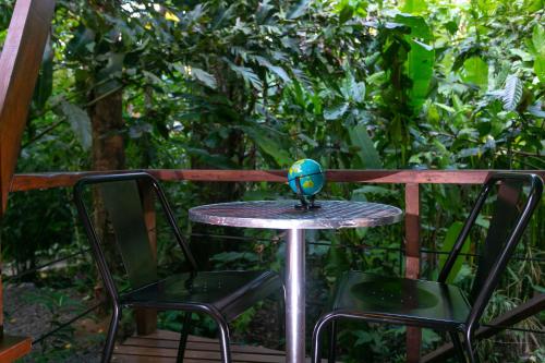 a table and chairs with a globe on top of it at La Kukula Lodge in Puerto Viejo