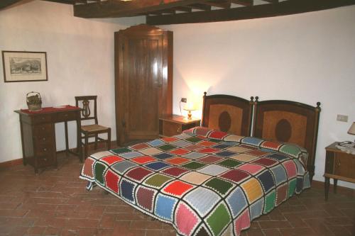 una camera con letto, tavolo e sedia di Casale Camalda a Serravalle