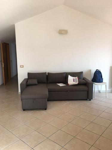 a living room with a couch and a table at Residenze Cutrì Casa Vacanze Cilento by ElodeaGroup in Pisciotta