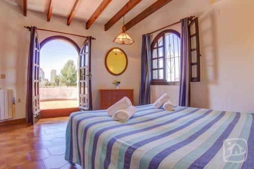 - une chambre dans une maison avec un grand lit dans l'établissement Villa Orenetes 14 by Abahana Villas, à Calp