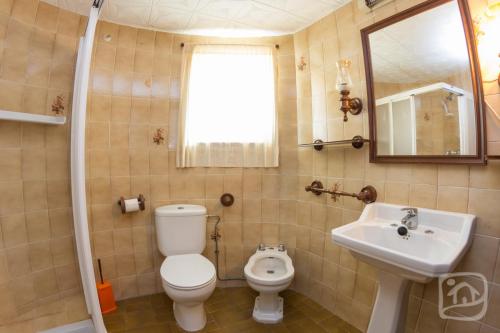 カルプにあるVilla Orenetes 6 by Abahana Villasのバスルーム(トイレ、洗面台、鏡付)