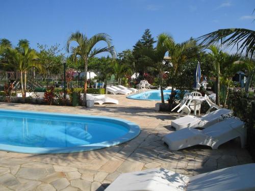 Swimmingpoolen hos eller tæt på CONDOMÍNIO HOTEL RESORT PRAIAS BRANCAS SC.