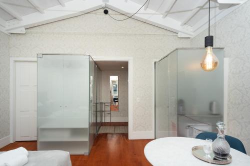 une chambre avec une table et une cloison en verre dans l'établissement The Brewmaster's House, à Porto