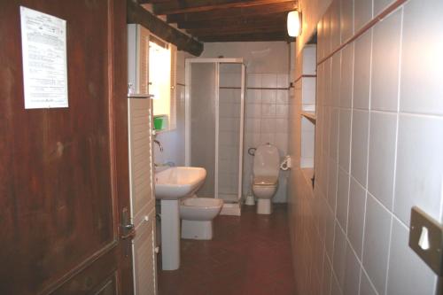 a bathroom with two toilets and a sink at Casale Camalda in Serravalle