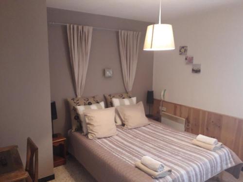 - une chambre avec un lit et 2 serviettes dans l'établissement Auberge des crêtes, à La Palud-sur-Verdon