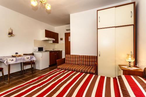 Η κουζίνα ή μικρή κουζίνα στο Sara Apartments Malinska