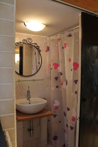 een badkamer met een wastafel en een spiegel bij Il rifugio di sav. in Rome
