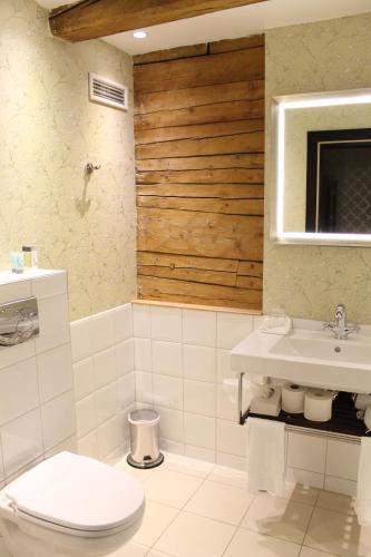 a bathroom with a toilet and a sink at Det Hanseatiske Hotel in Bergen