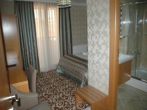 A bathroom at Alfa Hotel