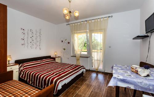Ένα ή περισσότερα κρεβάτια σε δωμάτιο στο Sara Apartments Malinska
