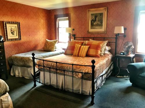Postel nebo postele na pokoji v ubytování Historic Skagway Inn