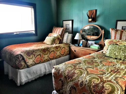 Postel nebo postele na pokoji v ubytování Historic Skagway Inn
