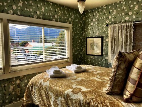 Historic Skagway Inn في سكاغواي: غرفة نوم عليها سرير وفوط