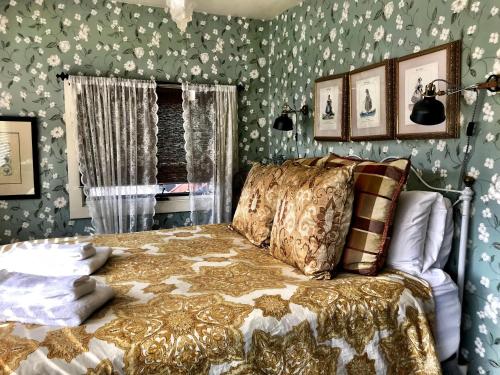 Postel nebo postele na pokoji v ubytování Historic Skagway Inn