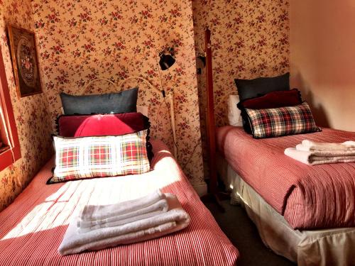 Postel nebo postele na pokoji v ubytování Historic Skagway Inn