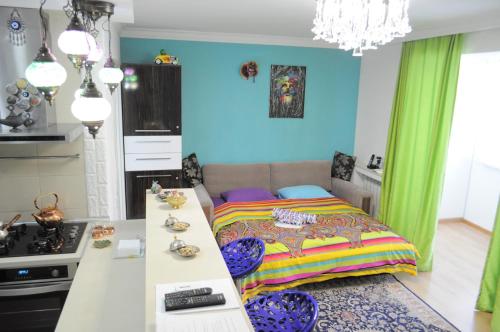 eine Küche und ein Wohnzimmer mit einem Bett in einem Zimmer in der Unterkunft Baku Seafront Apartment in Baku