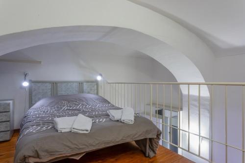 una camera con un letto con due cuscini sopra di siccardi 15 a Torino