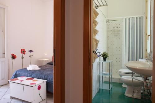 レトイアンニにあるViewpoint Housesのバスルーム(ベッド1台、洗面台、トイレ付)
