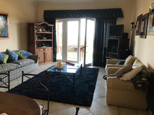 a living room with two couches and a table at Depto Quintay, cómodo y a pasos de la playa in Quintay
