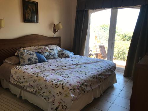 1 dormitorio con cama y ventana grande en Depto Quintay, cómodo y a pasos de la playa, en Quintay