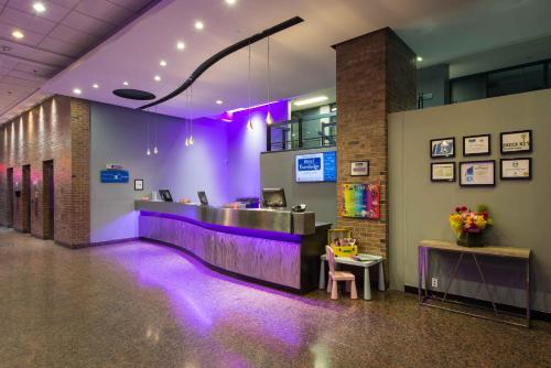 Лобби или стойка регистрации в Travelodge by Wyndham Montreal Centre