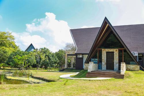 Κήπος έξω από το Liyya Water Villas