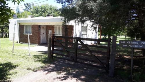 um velho edifício de tijolos com um portão e uma cerca em Casa Don Francisco em Termas del Daymán