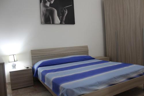 ガリポリにあるVilla Pizzoのベッドルーム1室(青い毛布付きのベッド1台付)