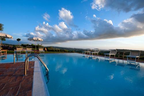 Bazén v ubytování Saturnia Tuscany Hotel nebo v jeho okolí