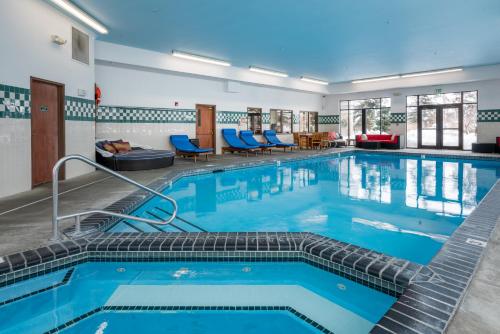 Bazén v ubytování Wood River Inn & Suite nebo v jeho okolí