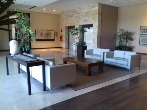Χώρος καθιστικού στο Hotel Tower Inn & Suites