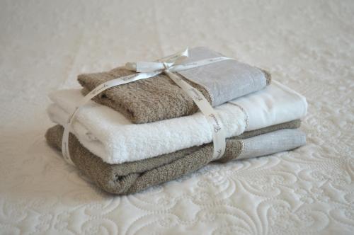Due CarrareにあるGIOTTO Guesthouseの上に弓をかけたタオル