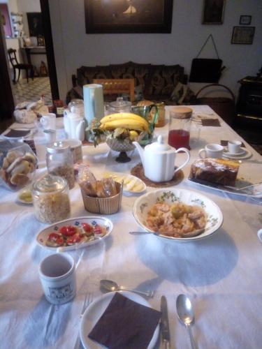 Una mesa con platos de comida encima. en Masseria Murgia Albanese, en Noci