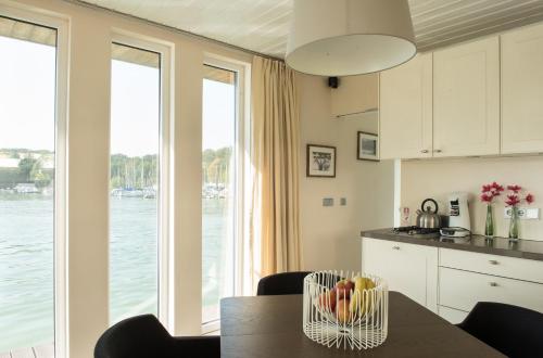a kitchen with a table with a basket of fruit on it at Marina Hausboote und Seelodge in Berlin