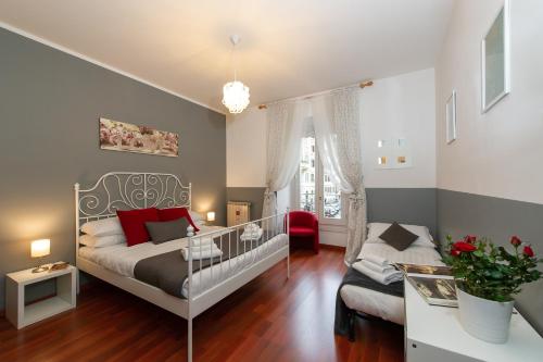 ローマにあるFlaminia 36 Luxury Homeの小さなベッドルーム(ベッド1台、ソファ付)