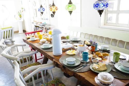 una mesa de comedor con productos para el desayuno en Terra de Aruanda pousada, en Palmeiras