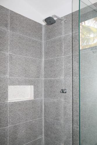 a shower with a glass door in a bathroom at Hotel Mar del Viento in San Bernardo del Viento