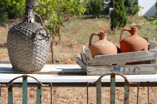 uma mesa com três vasos numa caixa de madeira em Pensão Agrícola em Cabanas de Tavira