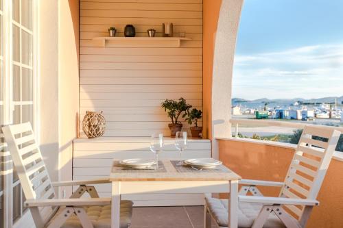 einen Tisch und Stühle auf einem Balkon mit Aussicht in der Unterkunft Villa Lena in Pakoštane