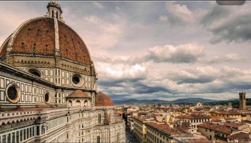 vistas a un edificio con una cúpula en la parte superior en Historical J&D, en Florencia