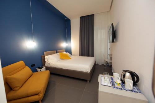une chambre d'hôtel avec un lit et un canapé dans l'établissement Cellamare Suite & Spa, à Naples
