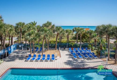 Vista de la piscina de Crystal Beach Suites Oceanfront Hotel o alrededores