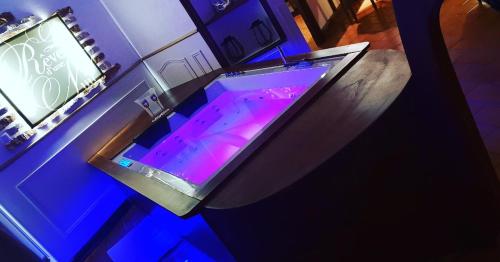 an overhead view of a hot tub with purple lighting at Le Rêve d'une Nuit suite Venise in Forbach