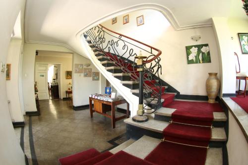 una escalera en una casa con alfombra roja en Hostal del Cerro, en Santiago