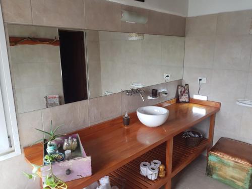 Ένα μπάνιο στο Albanta casa con costa en Bariloche