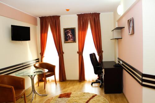 TV a/nebo společenská místnost v ubytování Hotel Zimbru