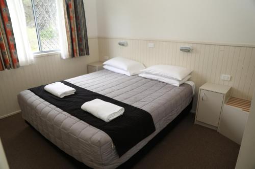 Una cama o camas en una habitación de Corrimal Beach Tourist Park